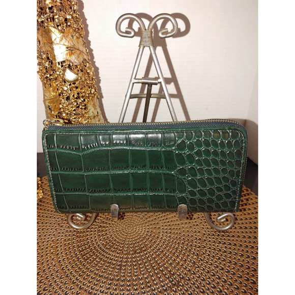 Ivanka Trump Crocodile Zip Clutch\Wallet - Picture 4 of 7